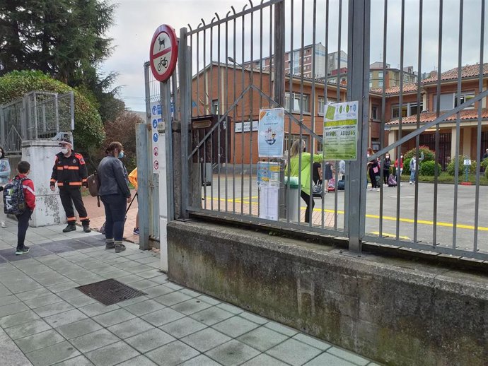 Archivo - Niños a la entrada de un colegio en Gijón