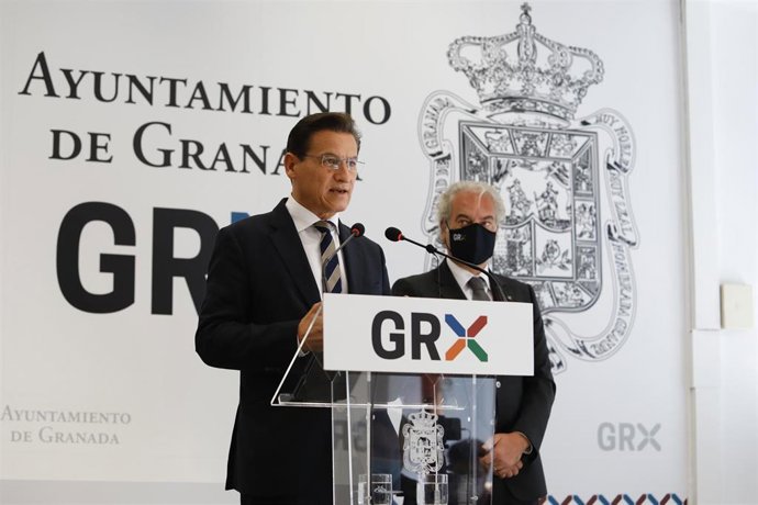 Archivo - Luis Salvador, durante una rueda de prensa en el Ayuntamiento de Granada el 1 de julio de 2021, en que anunció que dejaba el cargo de alcalde de Granada, en presencia de José Antonio Huertas