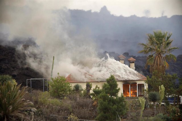 Una casa es destruida por la lava del volcán de la zona de Los Llanos, a 20 de septiembre de 2021, en El Paso, La Palma, Santa Cruz de Tenerife, Islas Canarias, (España). La erupción volcánica iniciada ayer a las 16 horas en la zona de Cabeza de Vaca (La 