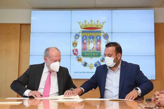 El presidente de la Diputación de Sevilla, Fernando Rodríguez Villalobos, y el alcalde de La Algaba, Manuel Agüera