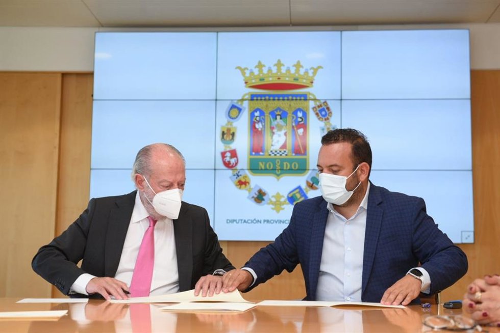 El presidente de la Diputación de Sevilla, Fernando Rodríguez Villalobos, y el alcalde de La Algaba, Manuel Agüera