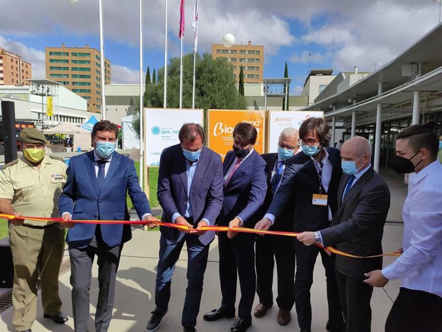 Los consejeros de Economía y Hacienda, Carlos Fernández Carriedo, (segundo por la izquierda) y de Fomento y Medio Ambiente, Juan Carlos Suárez-Quiñones, (cuarto) en la inauguración de Expobiomasa.