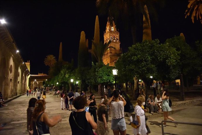 Archivo - Turistas en el Patio de los Naranjos de la Mezquita-Catedral durante la Noche del Patrimonio.