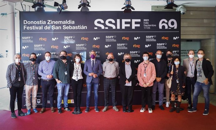 El vicepresidente de Cantabria, Pablo Zuloaga (6i), y el director del Festival de Cine de San Sebastián José Luis Rebordinos (c), con creadores cántabros en el marco del certamen.