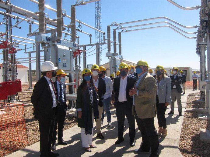 Autoridades en la visita a la subestación RíoCaya en Badajoz