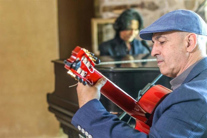 Archivo - José María Bandera, durante una actuación musical.