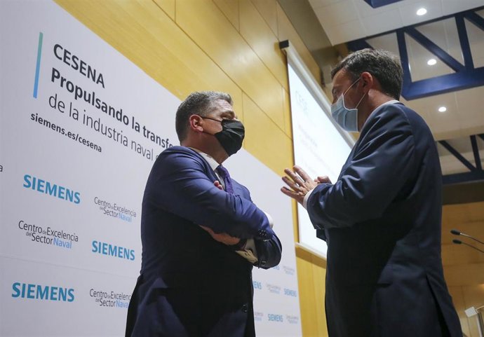 CEO de Siemens en España, Miguel Ángel López (i), y el presidente de Navantia, Ricardo Domínguez (d), conversan durante la celebración del acto inaugural del Centro de Excelencia del Sector Naval (CESENA).