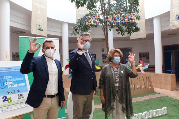 El delegado territorial de Igualdad, Políticas Sociales y Conciliación de Huelva, Manuel Antonio Conde del Río, en la sede de AFA.