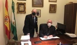 Monseñor Saiz y Francisco Vélez en la sede del Consejo de Hermandades y Cofradías.