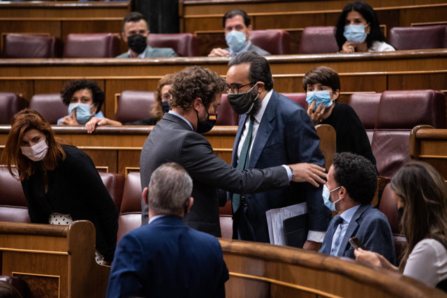 El portavoz de Vox Congreso de los Diputados, Iván Espinosa de los Monteros (i), hace sentar al diputado de VOX, Jose María Sánchez García (d) tras ser llamado la atención por insultar a una diputada del PSOE en una sesión plenaria en el Congreso 