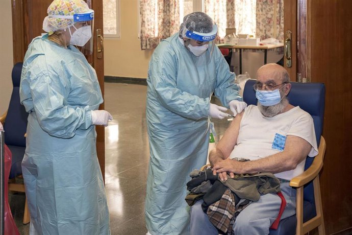Archivo - Vacunación, residencias, segunda dosis, CAD de Cueto