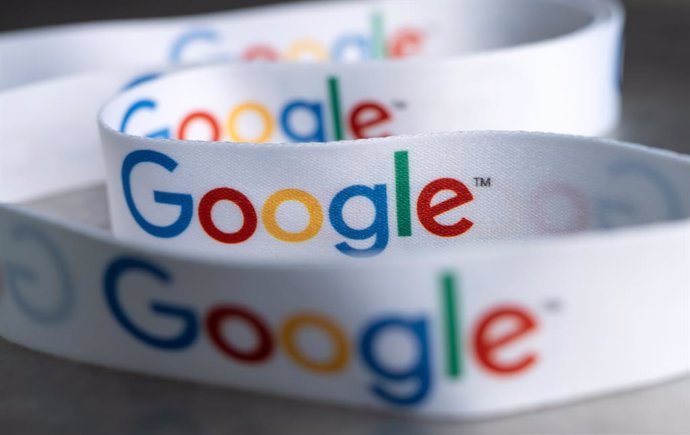 31 August 2021, Berlin: A lanyard with the Google logo lies at the presentation of the investment plan for Google Germany in the capital representation of Google in Berlin-Mitte. Photo: Bernd von Jutrczenka/dpa