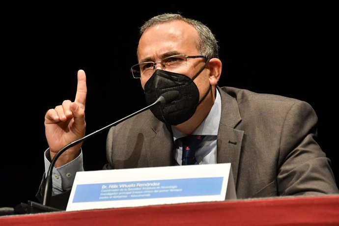 El doctor Félix Viñuela habla en Tomares sobre los avances en la investigación del Alzheiemer.