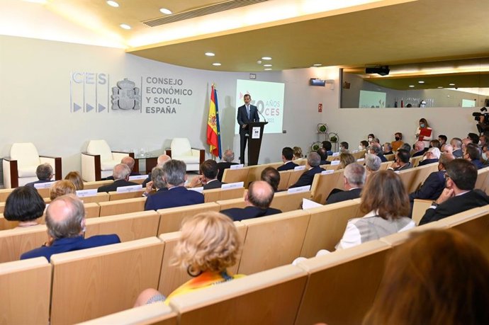 El rey Felipe VI durante su intervención en el 30 Aniversario del Consejo Económico y Social de España (CES), celebrado este martes, 21 de septiembre, en Madrid.