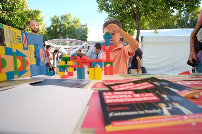 Archivo - Imagen de archivo de una actividad en la Noche Europea de los Investigadores en Sevilla