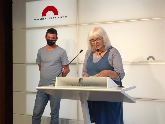 La líder de la CUP en el Parlament, Dolors Sabater, junto al diputado de la CUP Xavier Pellicer, en una rueda de prensa en la Cámara catalana el 21 de septiembre de 2021.