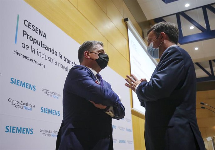 CEO de Siemens en España, Miguel Ángel López (i), e o presidente de Navantia, Ricardo Domínguez (d), conversan durante a celebración do acto inaugural do Centro de Excelencia do Sector Naval (CESENA).