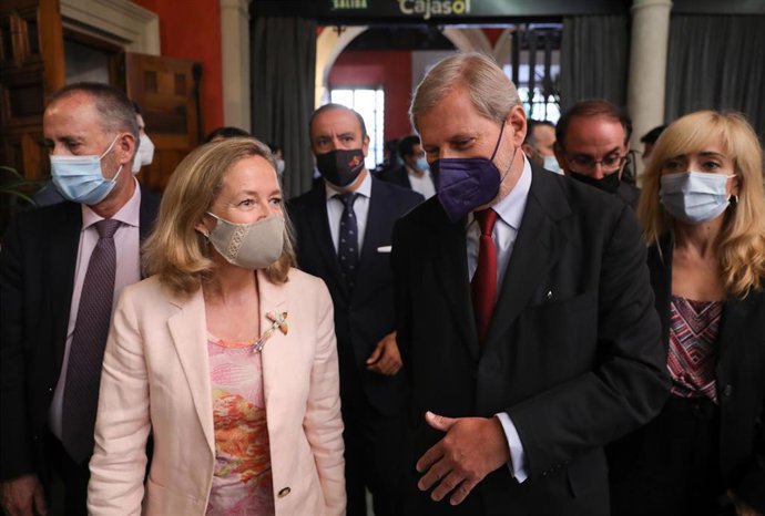 La vicepresidenta primera del Gobierno y ministra de Asuntos Económicos y Transformación Digital, Nadia Calviño , y el comisario europeo de Presupuesto y Administración, Johannes Hahn , en la inauguración el 'Diálogo sobre el Futuro de las Empresas' a 2