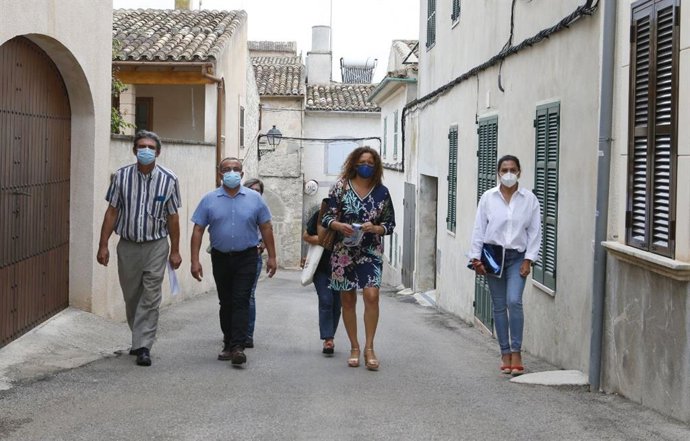 La presidenta del Consell de Mallorca, Catalina Cladera, durante una visita al municipio de Sant Joan.