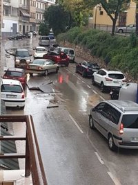 Una fuerte tormenta provoca inundaciones y daños en Lucena (Córdoba) tras colapsar varios colectores