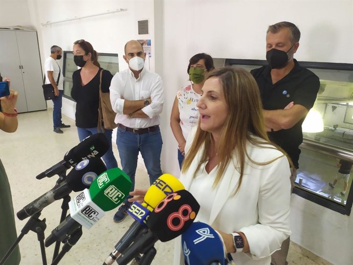 Irene García atiende a los periodistas en Conil.