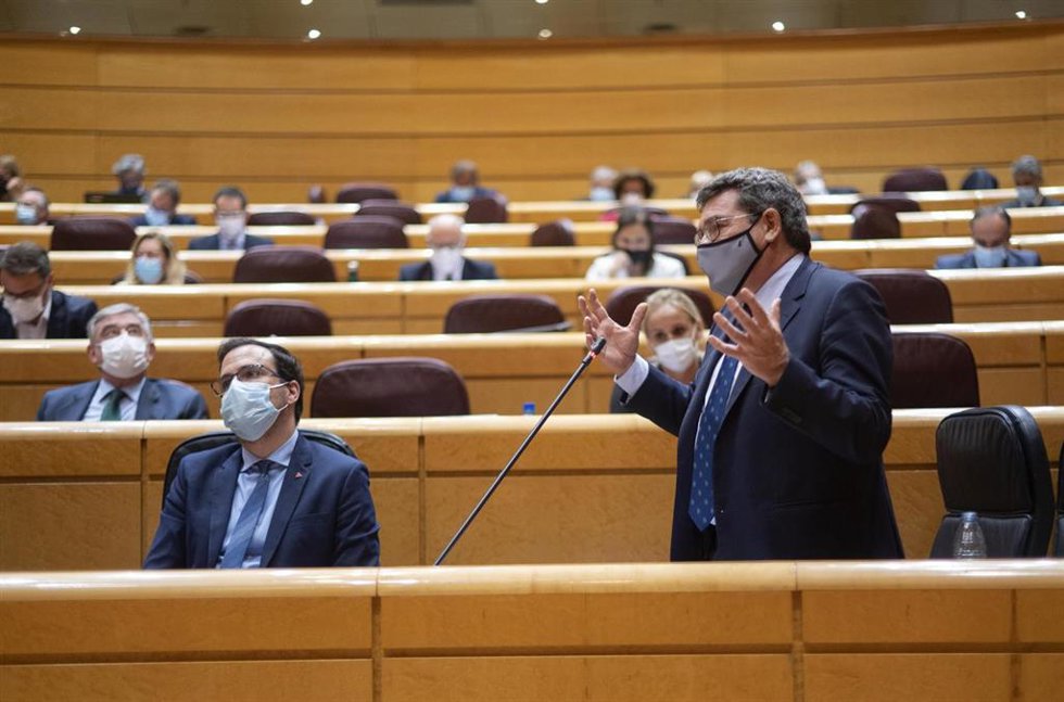 El ministro de Consumo, Alberto Garzón (i) y el ministro de Inclusión, Seguridad Social y Migraciones, José Luis Escrivá (d), interviene durante el primer pleno y primera sesión de control al Gobierno en el Senado tras el parón estival, a 14 de septiemb
