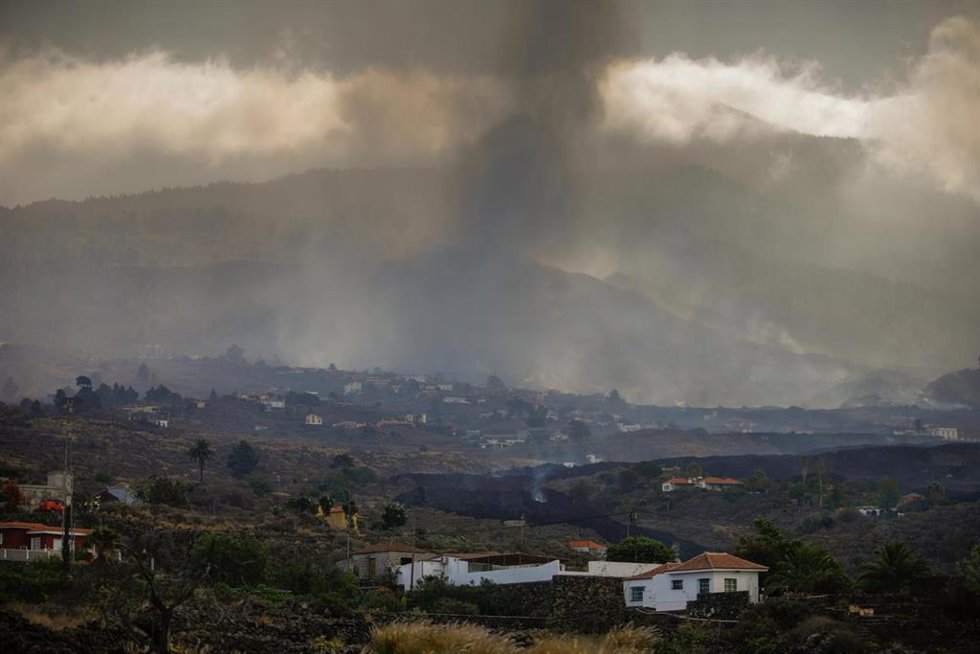Vista general del volcán desde el núcleo urbano de Todoque, a 21 de septiembre de 2021, en Los Llanos de Ariadne, en La Palma, a 21 de septiembre de 2021, en La Palma, Santa Cruz de Tenerife, Islas Canarias, (España). La aproximación de la lava al núcle