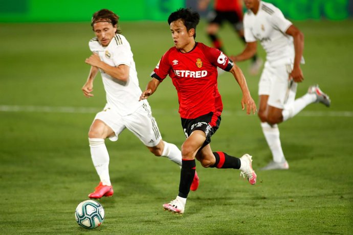 Archivo - Takefusa Kubo of Mallorca and Luka Modric of Real Madrid in action during the spanish league, LaLiga, football match played between Real Madrid and RCD Mallorca at Alfredo Di Stefano Stadium on June 24, 2020 in Villarreal, Spain. The Spanish L