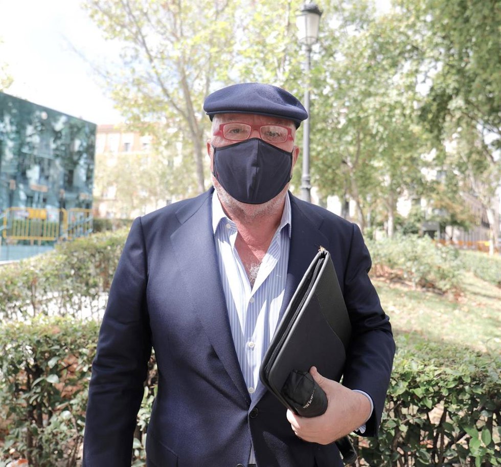 El comisario jubilado José Manuel Villarejo posa a la cámara a su salida de la Audiencia Nacional donde ha acudido a entregar un escrito al juez que le investiga por el caso Tándem, a 15 de septiembre de 2021, en Madrid, (España). Villarejo ha pedido 