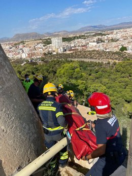 Rescatan a un hombre tras caer desde 5 metros en la muralla del castillo de Santa Bárbara