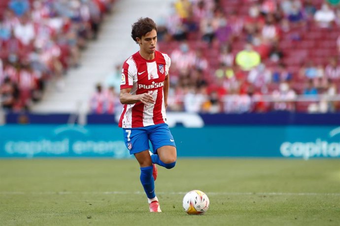 Joao Felix conduce la pelota durante el Atlético de Madrid-Athletic Club de LaLiga Santander 2021-2022