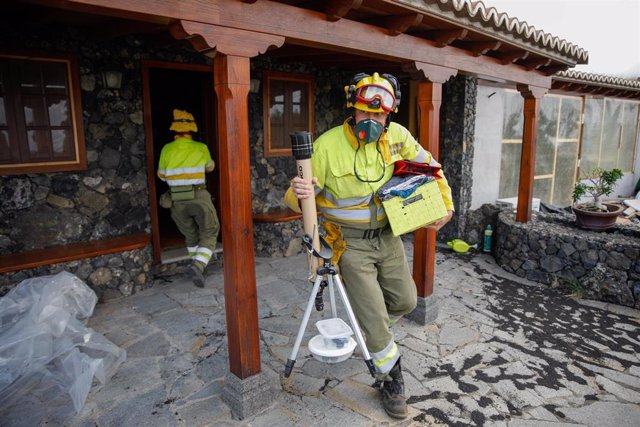 Un bombero extrae las pertenencias de los vecinos del núcleo urbano de Todoque durante el desalojo de sus viviendas ante la aproximación de la lava del volcán