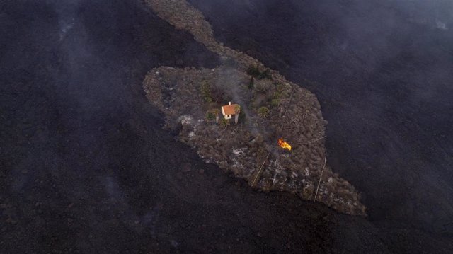 Una casa en mitad de la lava del volcán de La Palma queda a salvo de ser destrozada por la lava en la zona de El Paraíso, La Palma, a 21 de septiembre de 2021, en La Palma, Santa Cruz de Tenerife, Canarias (España).