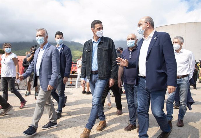 El president de Canries, Ángel Víctor Torres (e) i el president del Govern, Pedro Sánchez (c), visiten la zona zero del lloc de comandament en La Palma, a 20 de setembre de 2021, a La Palma, Santa Cruz de Tenerife, Illes Canries. 
