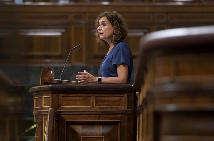 La ministra de Hacienda y Función Pública, María Jesús Montero, durante una sesión plenaria en el Congreso de los Diputados, a 13 de septiembre de 2021, en Madrid (España). El pleno del Congreso de los Diputados debate hoy la necesidad extraordinaria de