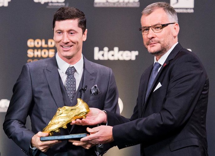 HANDOUT - 21 September 2021, Bavaria, Munich: Joerg Jakob (R), Kicker editor-in-chief, hands over the 2021 Golden Shoe award to Bayern Munich's Robert Lewandowski. Photo: Michael Gottschalk/Kicker via picture alliance/dpa - ATTENTION: editorial use only
