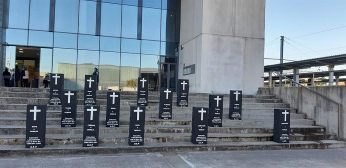 Archivo - Manifestantes de CSI representan con lápidas las pérdidas de empleo en la planta gijonesa de la antigua Vauste
