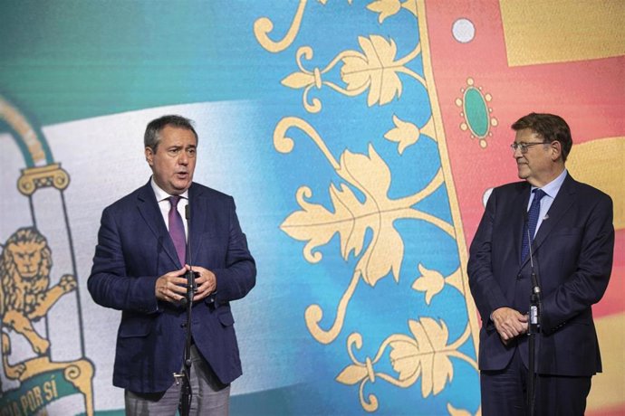 El secretario general del PSOE-A, Juan Espadas (i) y el secretario general del PSPV-PSOE, Ximo Puig (d), durante la atención a los medios de comunicación tras la reunión en la sede regional del PSOE-A. A 21 de septiembre de 2021, en Sevilla (Andalucía, 