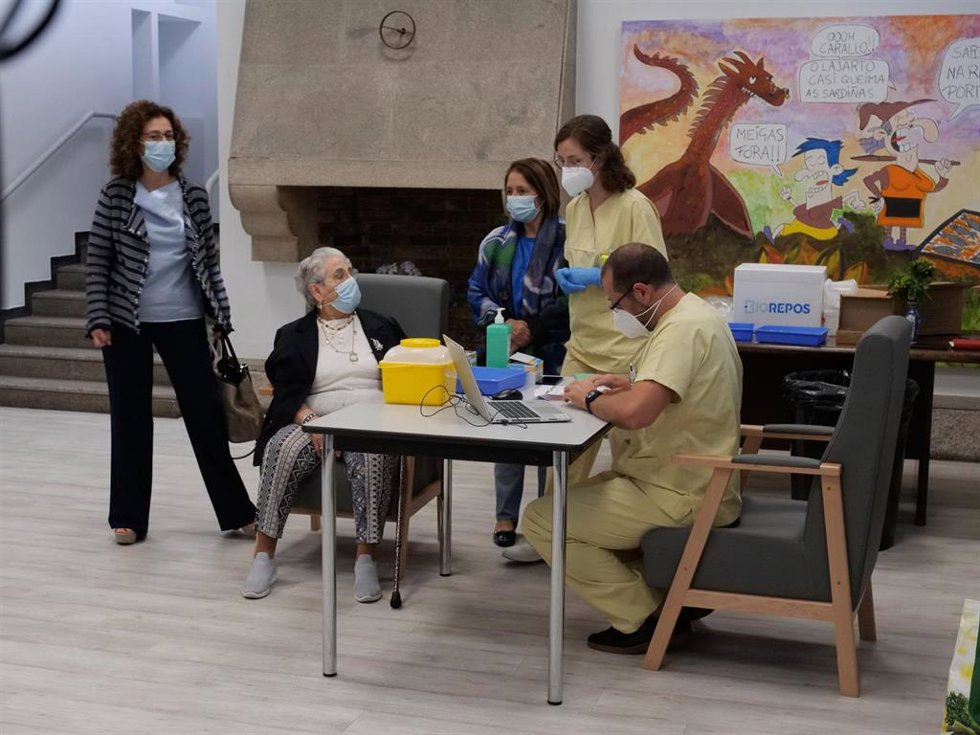 Nieves Cabo minutos antes de recibir la tercera dosis de Pfizer, o dosis 'extra', en la residencia Santiago Puerta del Camino, a 21 de septiembre de 2021, en Santiago de Compostela, A Coruña, Galicia (España). Nieves Cabo, la primera gallega en recibir 