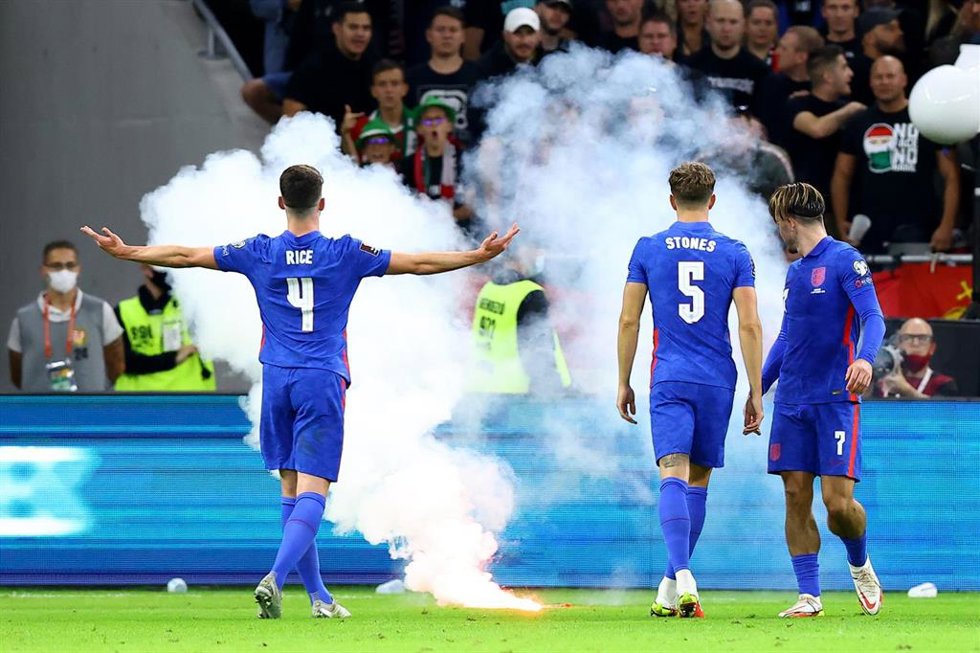 Declan Rice se dirige a la grada del Puskas Arena tras el lanzamiento de una bengala durante el Hungría-Inglaterra de la fase de clasificación para el Mundial de Catar de 2022