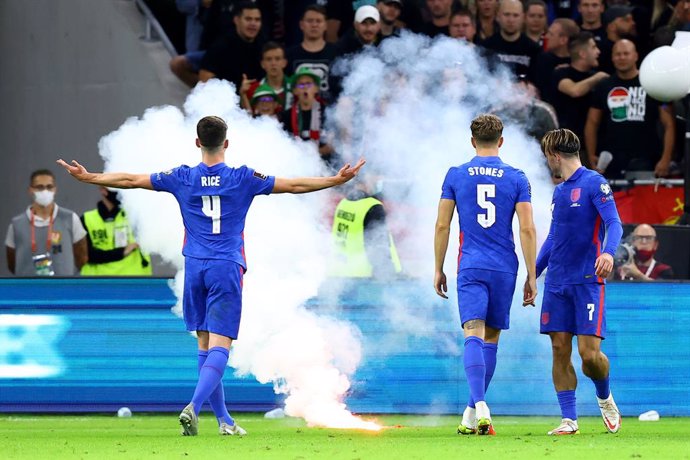 02 September 2021, Hungary, Budapest: England's Declan Rice gestures towards the fans as a flare is thrown onto the pitch during the 2022 FIFA World Cup European Qualifying soccer match between Hungary and England at the Puskas Arena. Photo: Attila Tren
