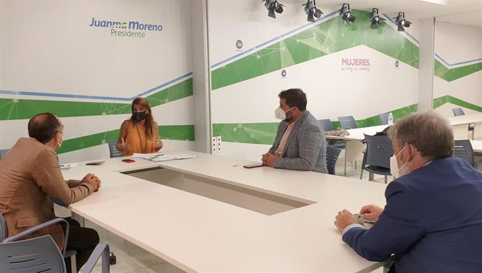 Reunión de la vicesecretaria de Sociedad del Bienestar del PP Andaluz, Ana Mata, con representantes del sector de la dependencia.