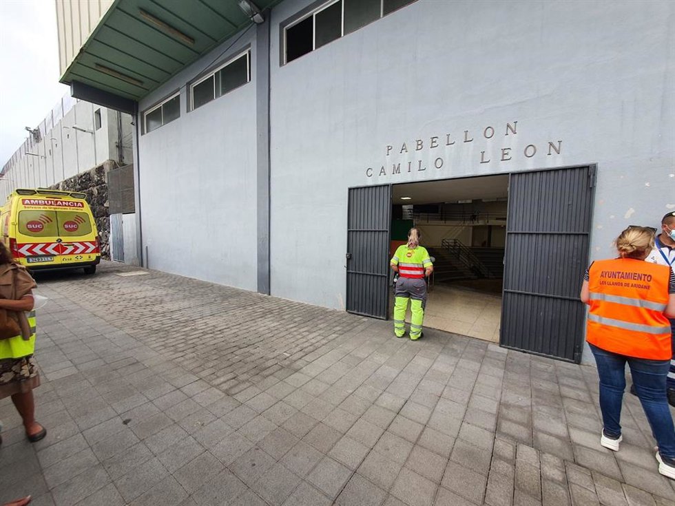Acceso al pabellón polideportivo Camilo León, al que se traslada el punto de atención a evacuados que hasta ahora estaba en el campo de fútbol de Acero, en Los Llanos de Aridane