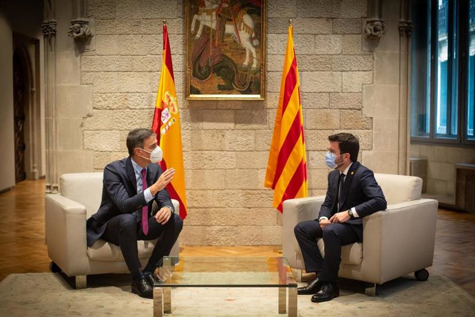 El presidente del Gobierno, Pedro Sánchez (i), y el de la Generalitat, Pere Aragons (d), se reúnen en el Palau de la Generalitat antes de que se celebre la segunda reunión de la mesa del diálogo entre el Gobierno central y el Govern catalán