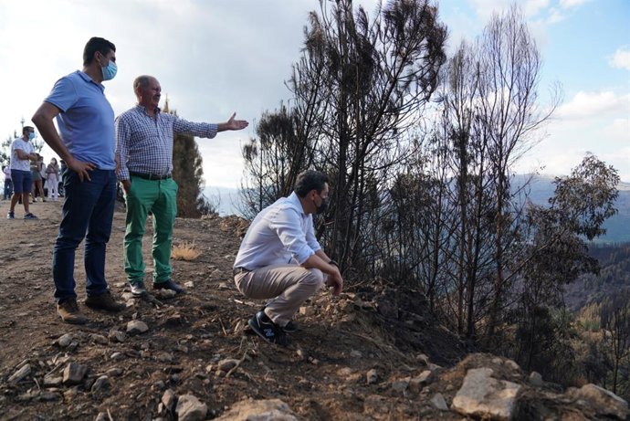 El presidente de la Junta de Andalucía, Juanma Moreno, visita  distintas explotaciones agrarias afectadas por el incendio de Sierra Bermeja a 17 de septiembre del 2021 en Estepona, (Málaga), Andalucía (Foto de archivo).