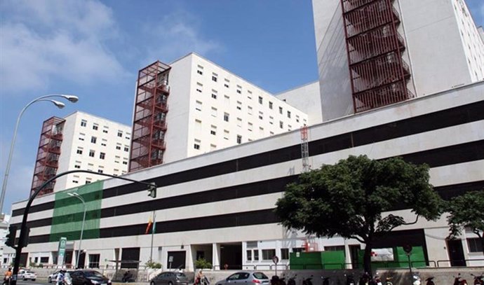 Archivo - Imagen de archivo del exterior del Hospital Puerta del Mar de Cádiz. 