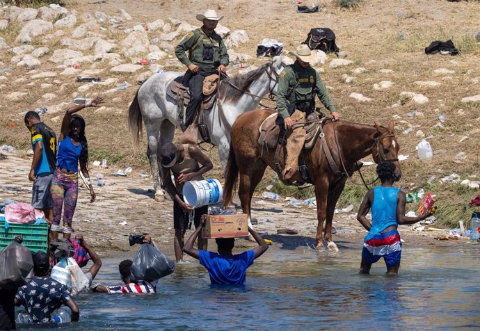 Patrulla Fronteriza de Estados Unidos y migrantes haitianos.