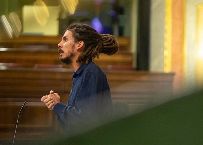 El diputado de Unidas Podemos Alberto Rodríguez interviene ante el Pleno del Congreso desde la tribuna de oradores