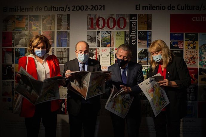 La alcaldesa Ada Colau, el ministro Miquel Iceta, el editor de La Vanguardia Javier de Godó y la consellera Natlia Garriga, en la inauguración de la exposición del suplemento 'Cultura/s'