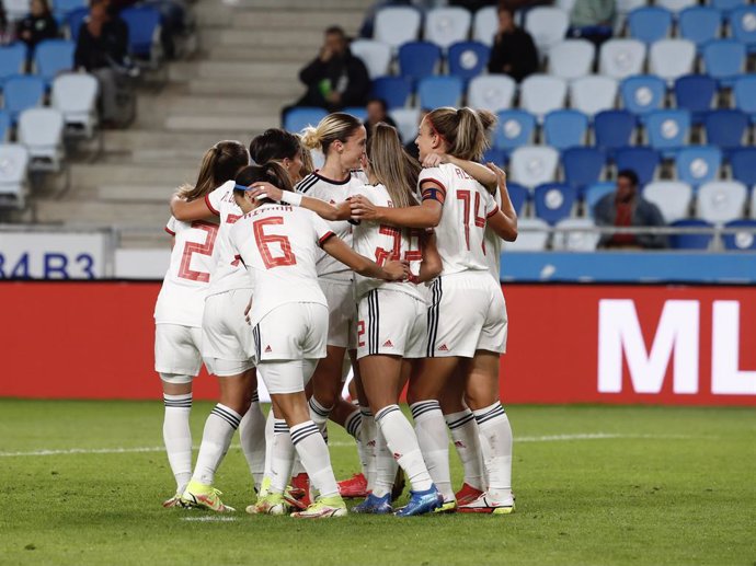 Las jugadoras de la selección femenina de fútbol celebran uno de sus goles ante Hungría